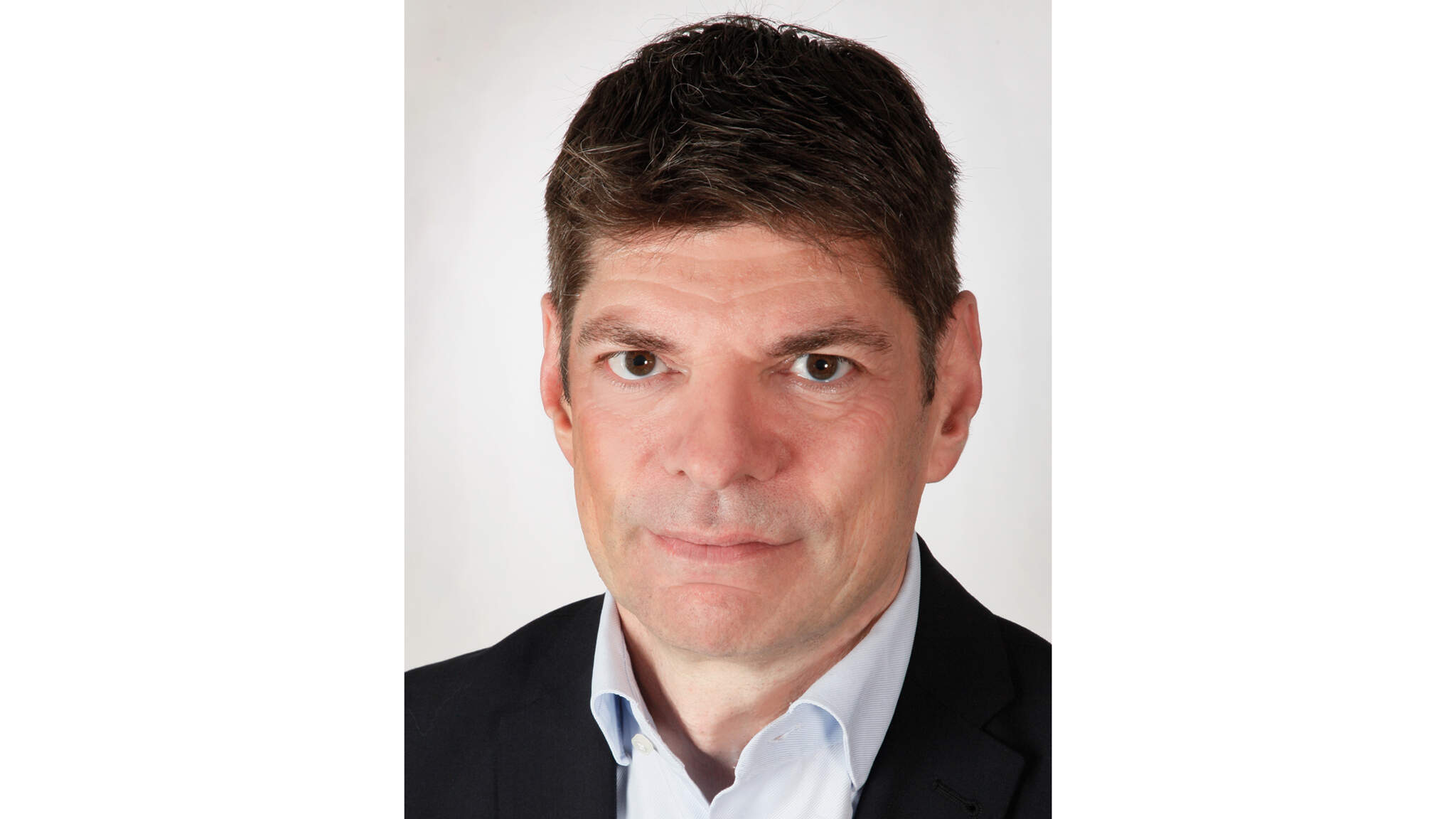 Alexander Winter aloittaa DACHSERin Air & Sea Logistics EMEA -liiketoimintayksikön johtajana. Kuva: Heinz Zwazl. Alexander Winter aloittaa DACHSERin Air & Sea Logistics EMEA -liiketoimintayksikön johtajana. Kuva: Heinz Zwazl.