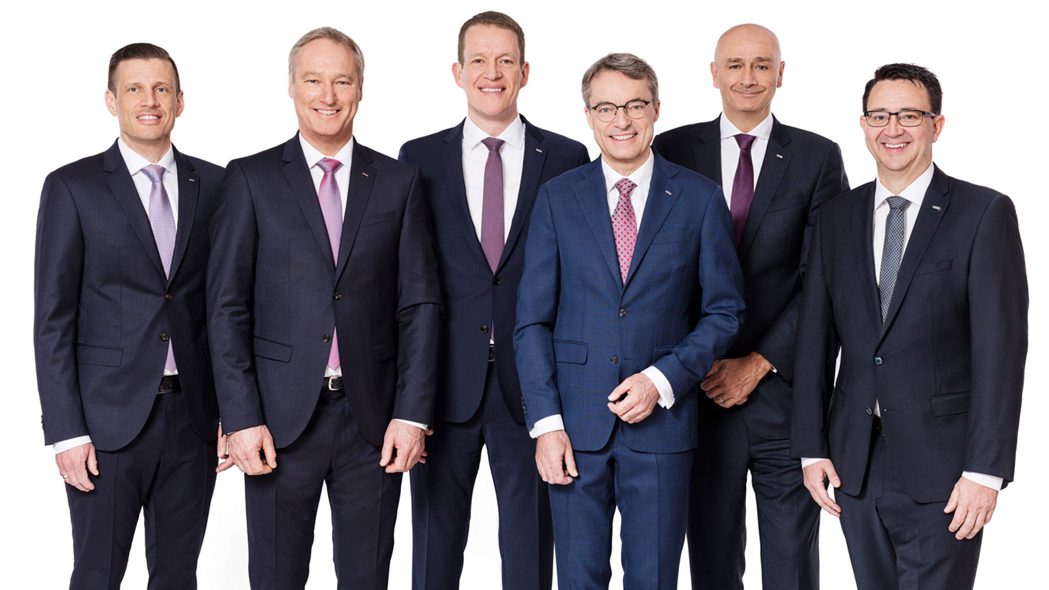 Vasemmalta oikealle: Alexander Tonn, Managing Director European Logistics Germany (alk. 1.1.2021 COO Road Logistics), Michael Schilling, COO Road Logistics; Burkhard Eling, CFO (alk. 1.1.2021 CEO); Bernhard Simon, CEO; Edoardo Podestà, COO Air & Sea Logistics; Stefan Hohm, Corporate Director Corporate Solutions, Research & Development (alk. 1.1.2021 CDO)