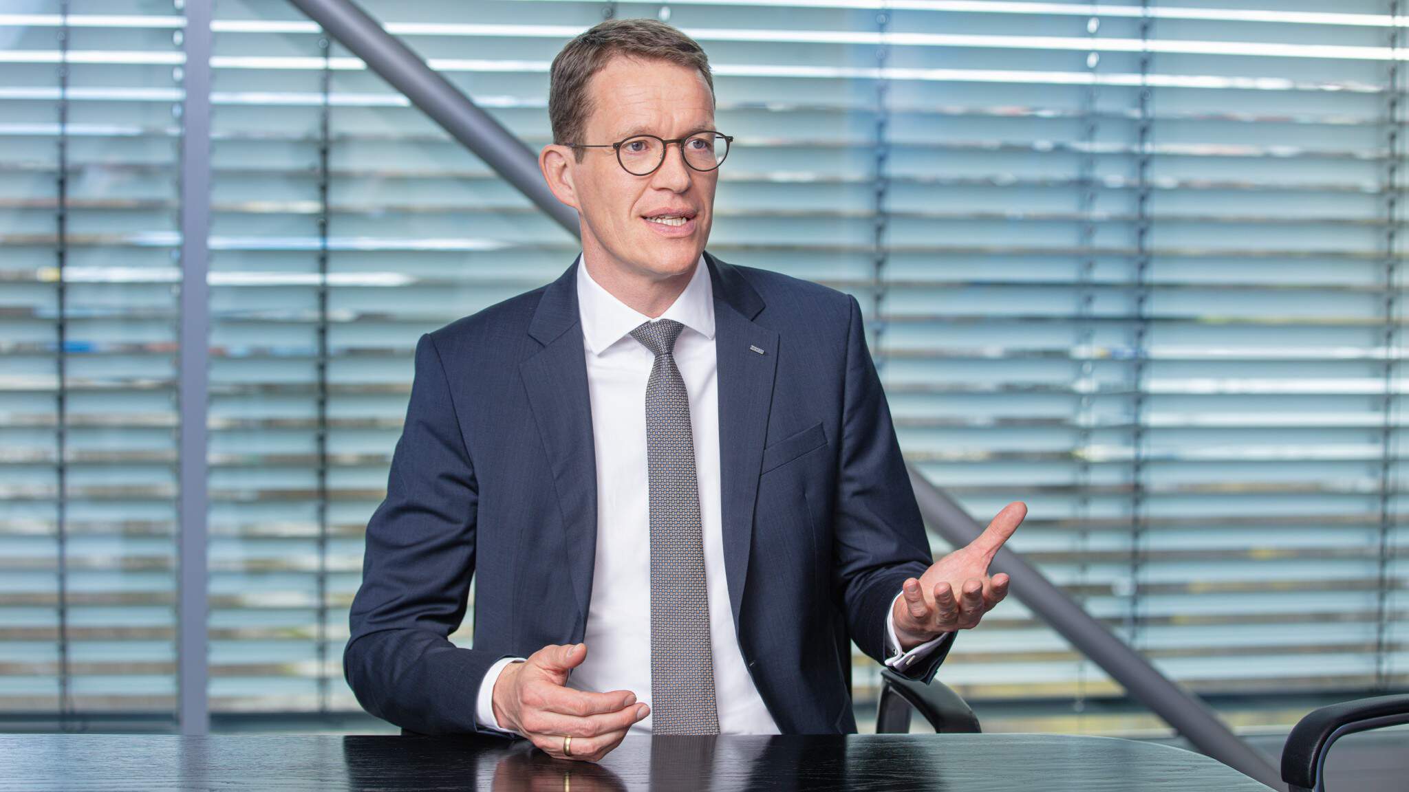 DACHSERin CEO Burkhard Eling tiivistää näkemyksensä tulevaisuuden toimitusketjuista. DACHSERin CEO Burkhard Eling tiivistää näkemyksensä tulevaisuuden toimitusketjuista.