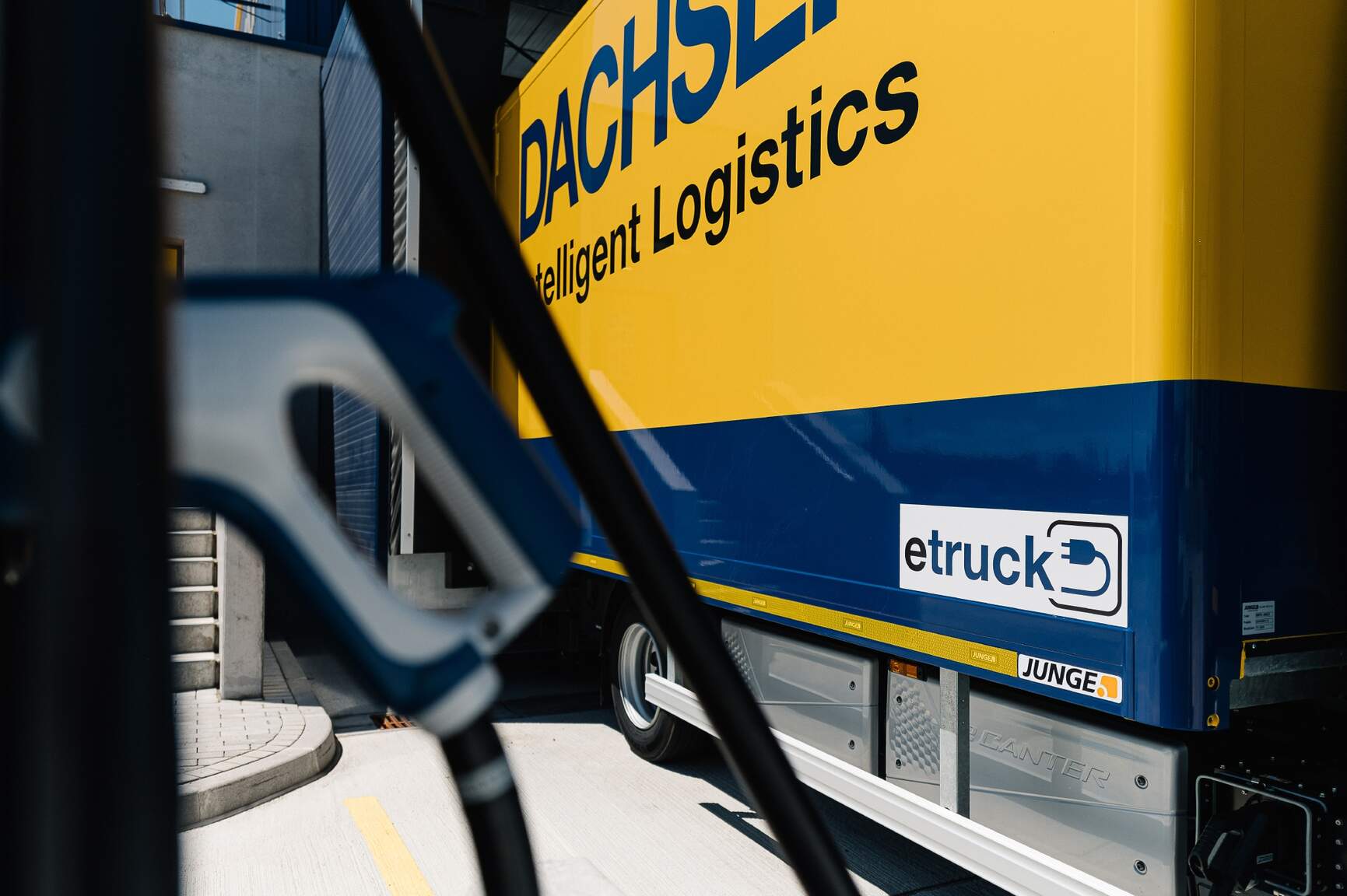 Uuden FUSO eCanterin avulla DACHSER pystyy toimittamaan lähetykset vastaanottajille kestävällä tavalla Kööpenhaminan keskustassa. Uuden FUSO eCanterin avulla DACHSER pystyy toimittamaan lähetykset vastaanottajille kestävällä tavalla Kööpenhaminan keskustassa.