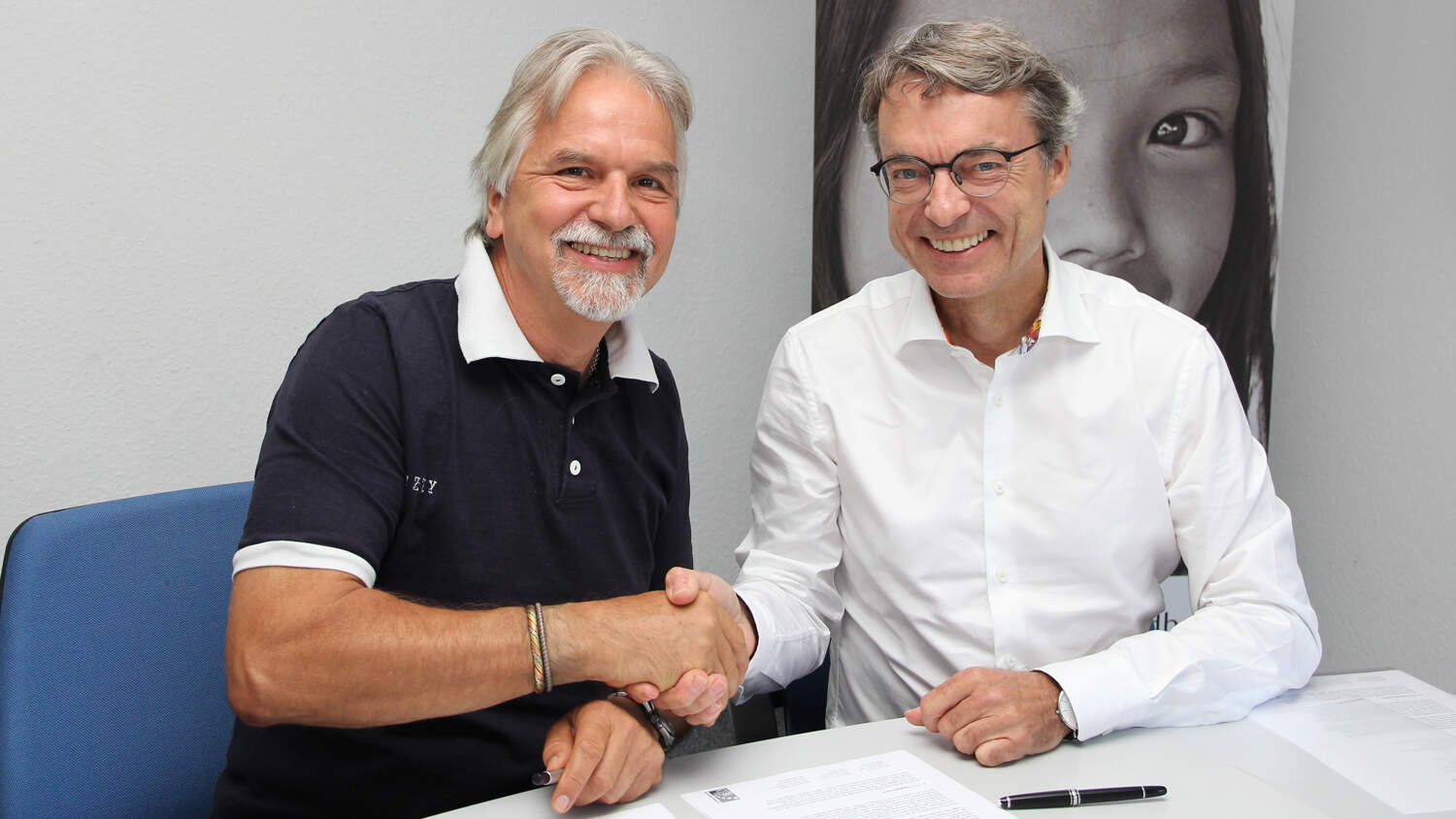 Albert Recknagel, Ececutive Spokesman terre des hommes (vasemmalla) and Bernhard Simon, CEO Dachser (oikealla)