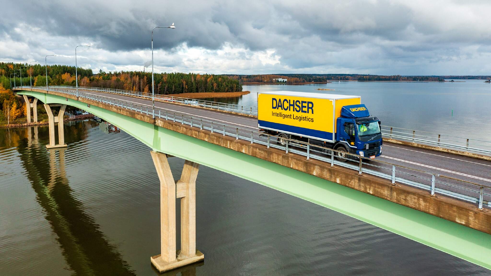 DACHSER ottaa haltuunsa yhteisyrityksen Suomessa ja integroi logistiikkayrityksen täysin osaksi Pohjoismaiden maantiekuljetusorganisaatiotaan. DACHSER ottaa haltuunsa yhteisyrityksen Suomessa ja integroi logistiikkayrityksen täysin osaksi Pohjoismaiden maantiekuljetusorganisaatiotaan.