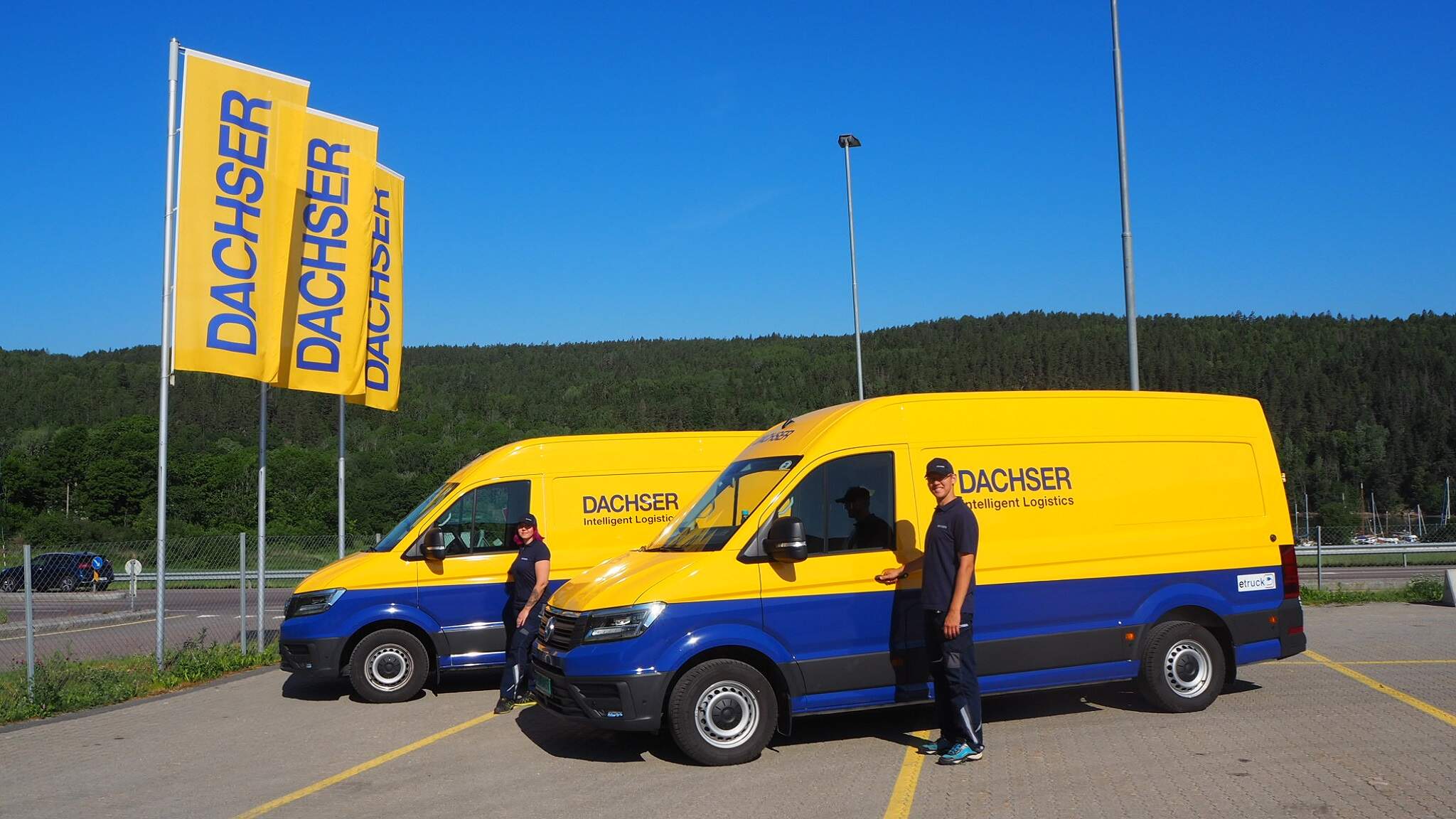 Kaksi VW eCrafteria toimittaa lähetykset suoraan tavaroiden vastaanottajille Oslon keskustassa. Kaksi VW eCrafteria toimittaa lähetykset suoraan tavaroiden vastaanottajille Oslon keskustassa.